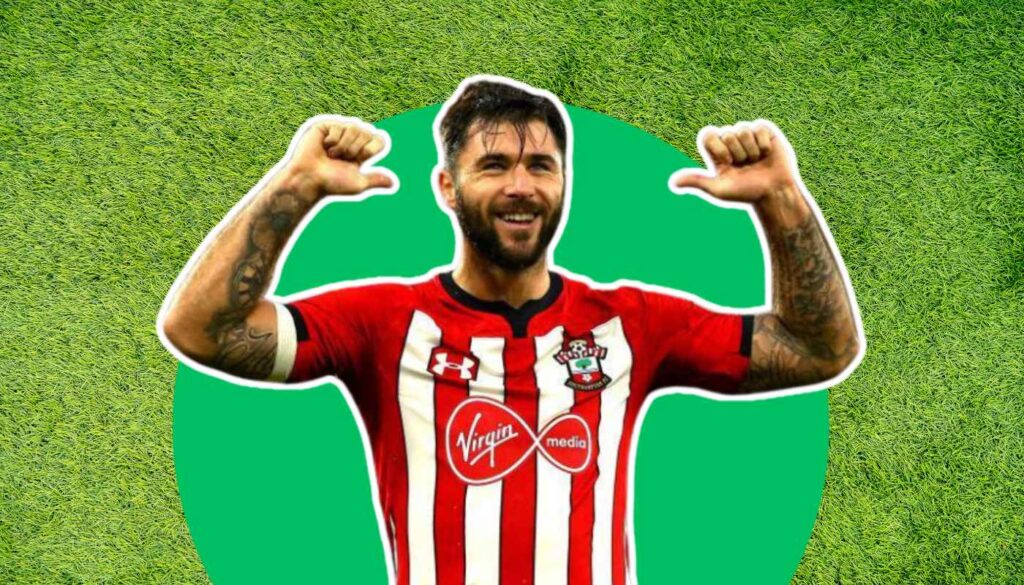 Charlie Austin playing for Southampton.